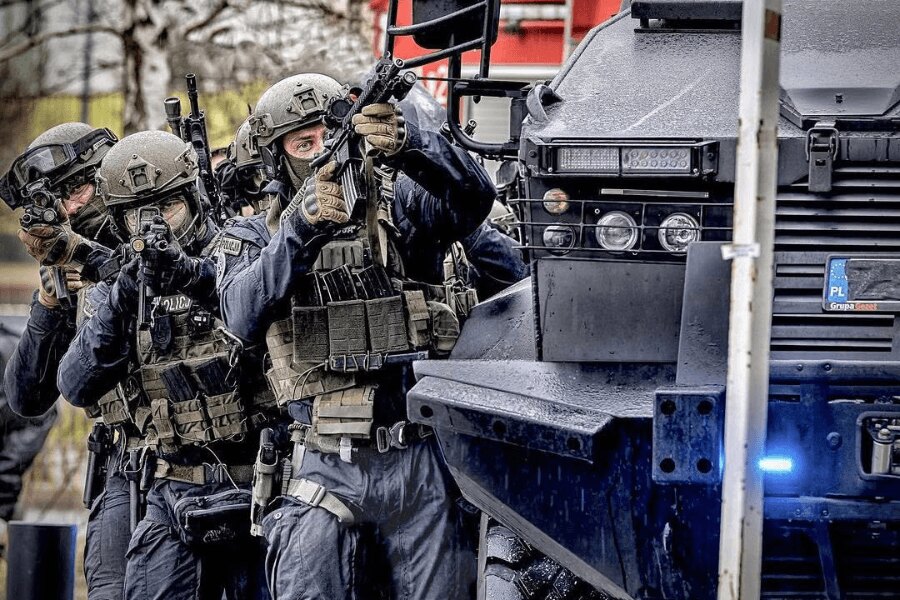 Members of a police tactical unit equipped with Busch PROtective helmets during an operation. Photo: Busch PROtective