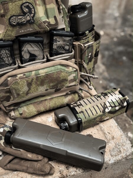Qore Performance ICEPLATE<sup>&reg;</sup> and ICEFLASK<sup>&reg;</sup> placed next to a plate carrier.
