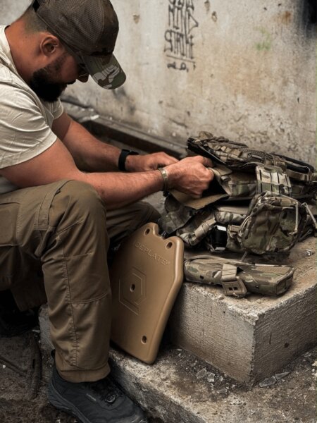 Preparing a plate carrier with the ICEPLATE<sup>®</sup> hydration system before use.