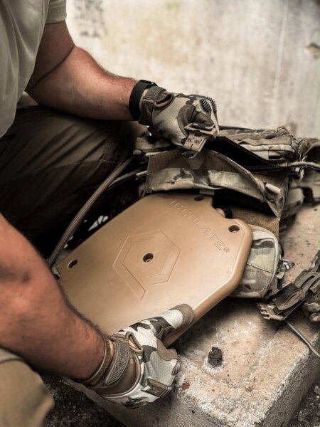 ICEPLATE<sup>®</sup> being inserted into a plate carrier as a hydration and thermoregulation system.