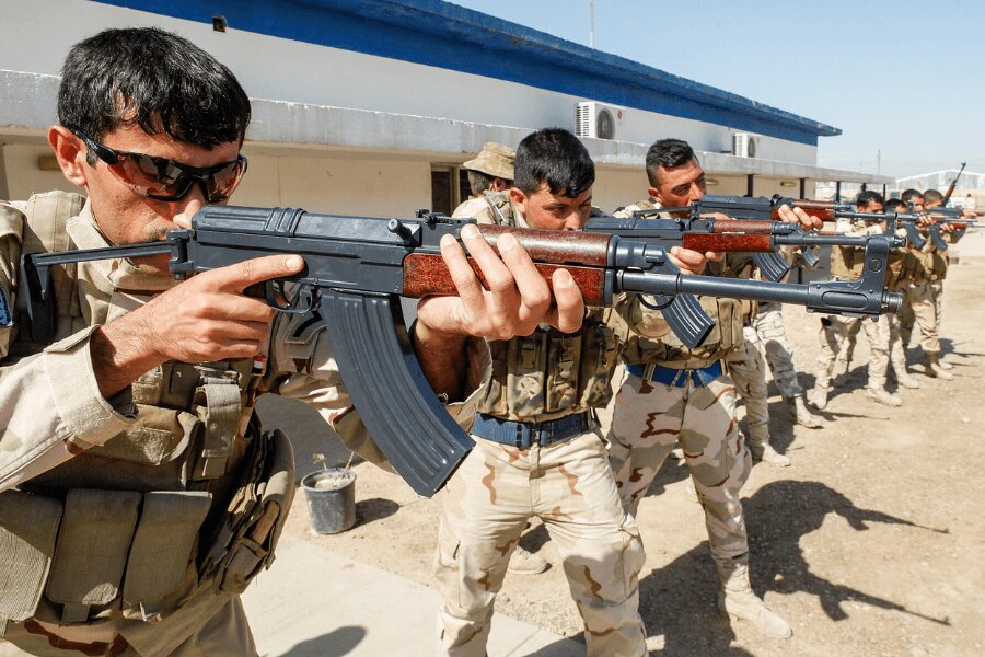 Soldiers of the Iraqi Army’s 92nd Brigade training at Camp Taji; the soldier in the foreground holds a folding-stock Sa vz. 58.